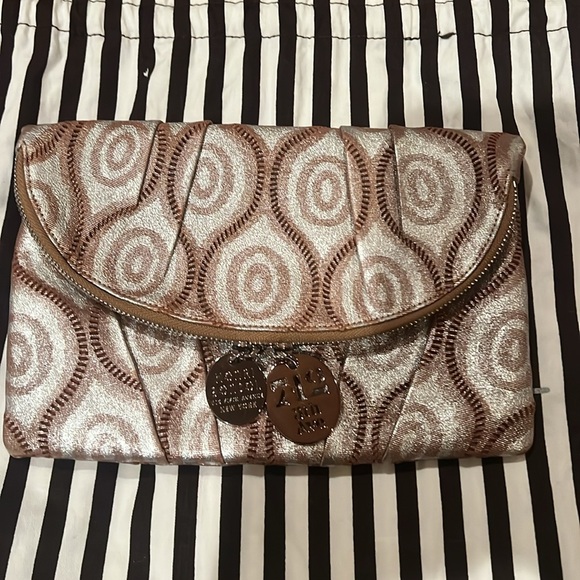 Henri Bendel ,  wristlet/clutch... Rare…Beautiful pattern designed. New - Picture 11 of 16